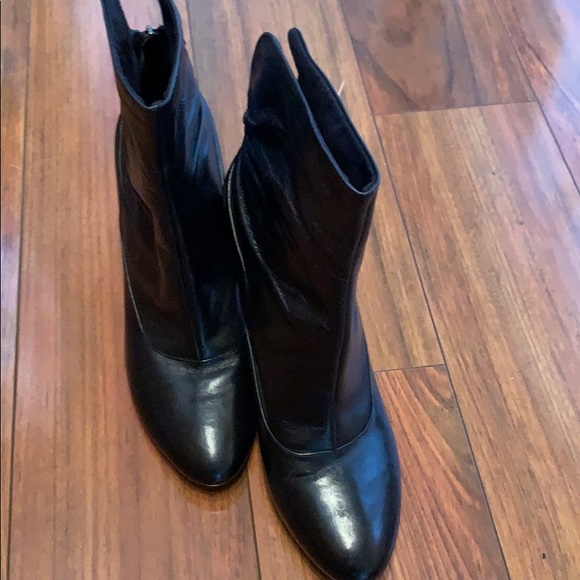 Nine West Black Zipper Heal EUC - Picture 4 of 5